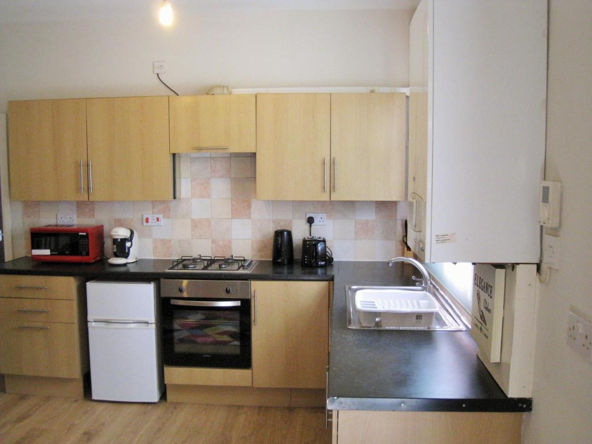 Swinb Apartment, with King Size Bed, Free WiFi and Free parking - Housity