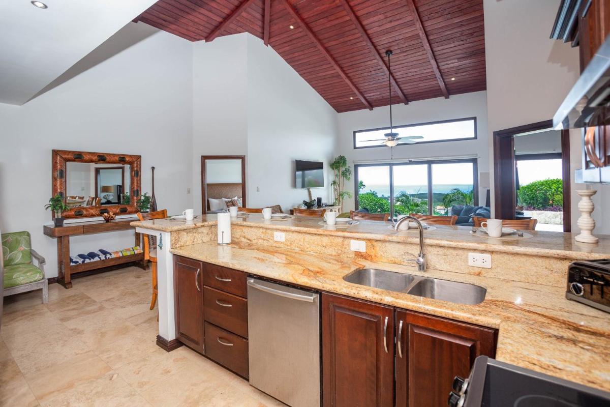 Pristine Bay Villa 1304 with large pool - 3 bedroom condo - Housity