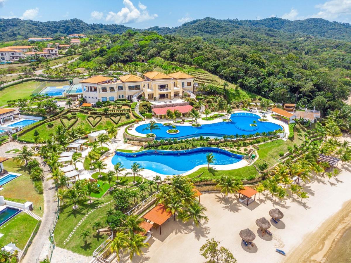 Pristine Bay Villa 1304 with large pool - 3 bedroom condo - Housity