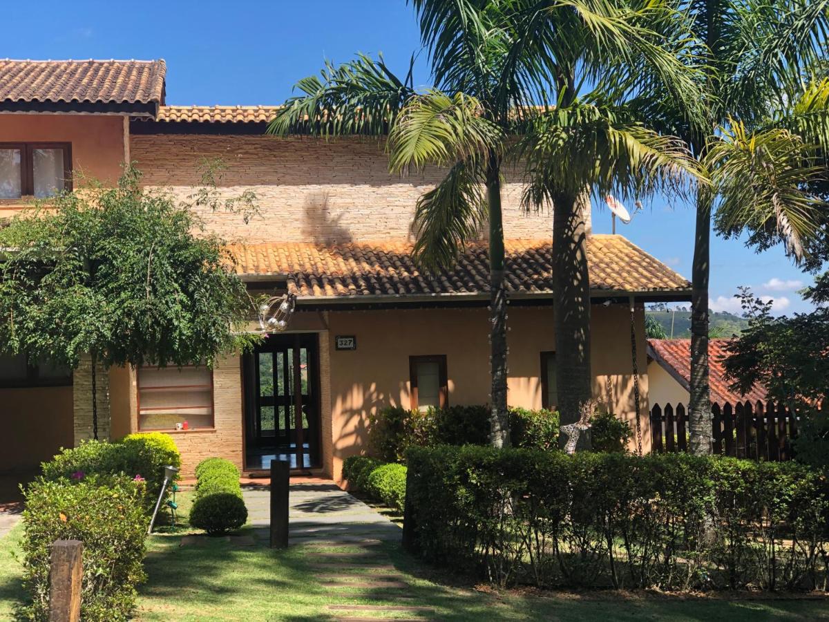 Casa encantadora com piscina aquecida em condomínio - Housity
