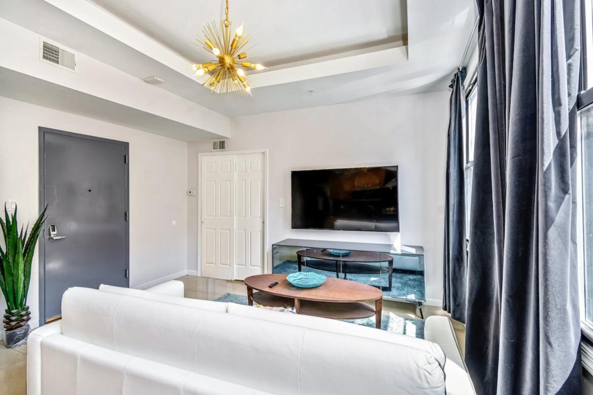 Classic Modern with a splash of Glam 2BD Apt - Housity