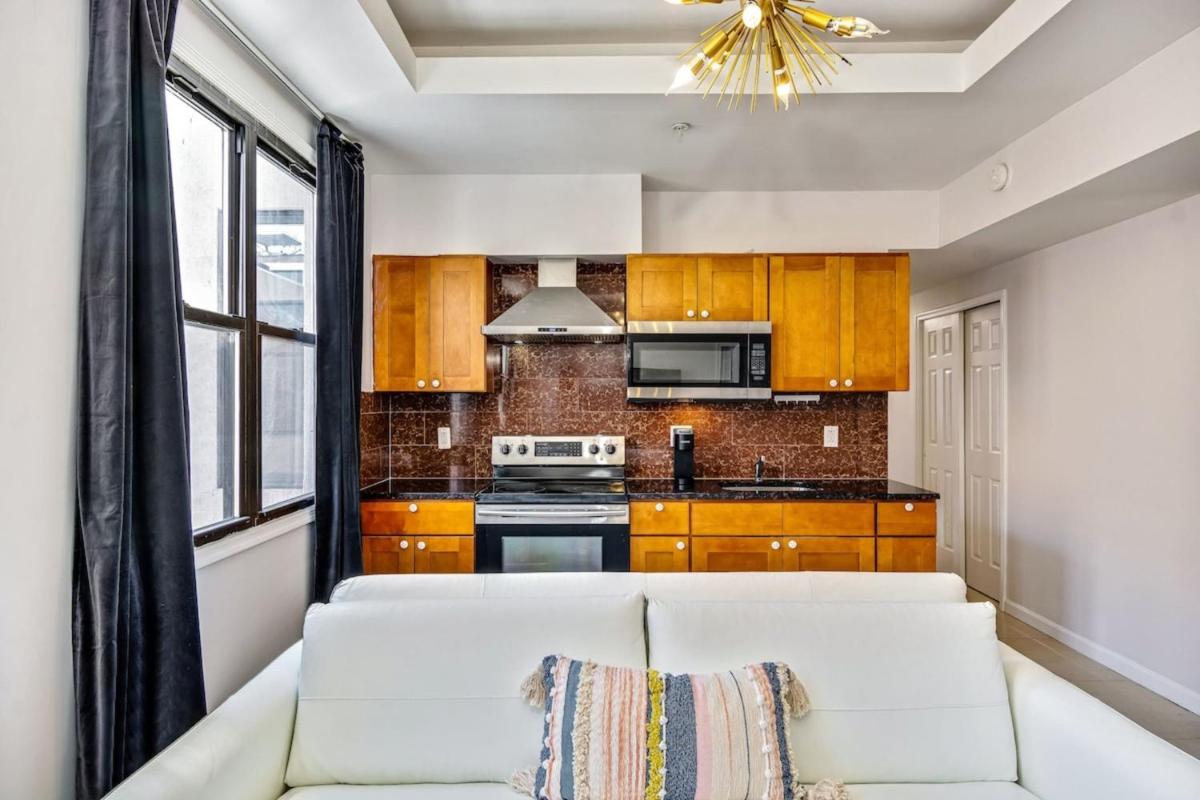 Classic Modern with a splash of Glam 2BD Apt - Housity