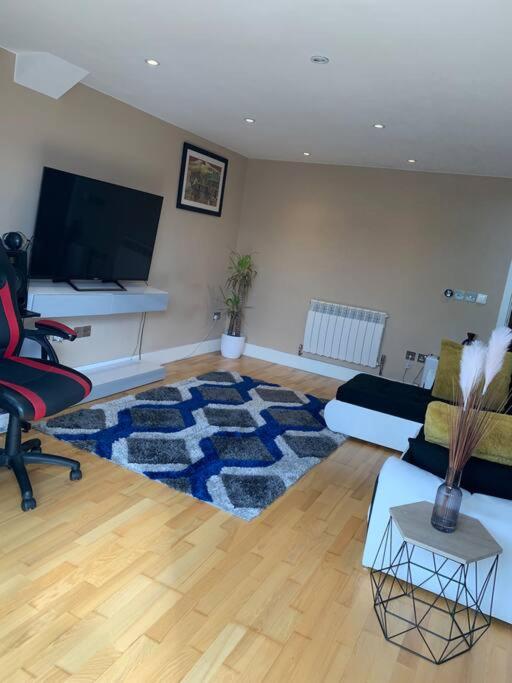 Entire 2 bedroom Apartment - Housity