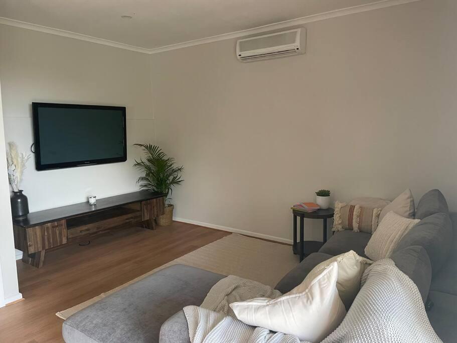 Suitetrails - Entire Home - 3 bedrooms, stunning views & indoor fireplace