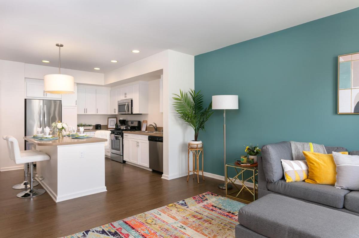 NEXT TO JOHN WAYNE LUXURY APARTMENT - Housity