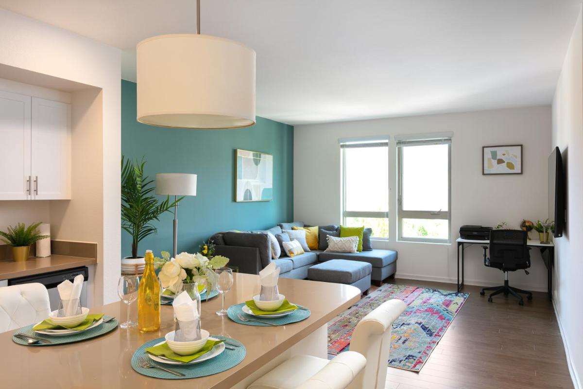 NEXT TO JOHN WAYNE LUXURY APARTMENT - Housity