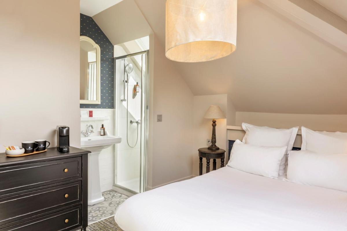 Un ou plusieurs lits dans un hébergement de l'établissement Hôtel La Robéyère - BW Signature Collection