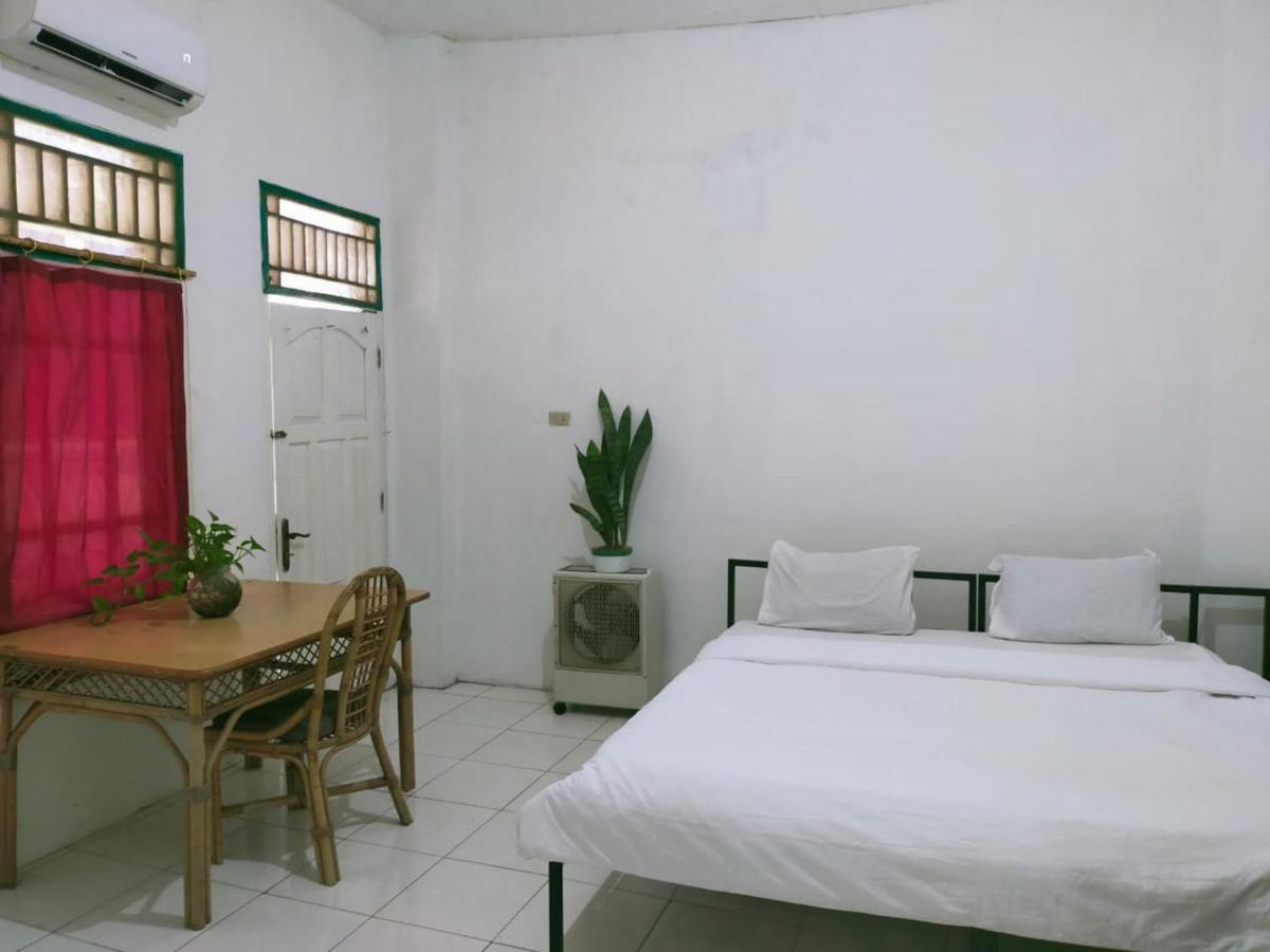 Ombai Guest House 27 Syariah Mitra RedDoorz - Housity