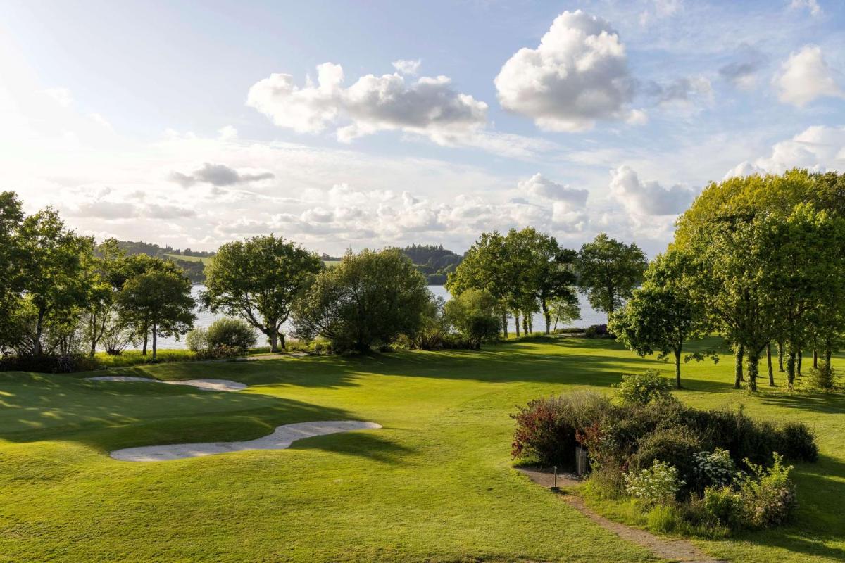 une vue d'un parcours de golf avec un green dans l'établissement Best Western Plus Le Roi Arthur Hôtel & Spa, à Ploërmel 37 autres photos