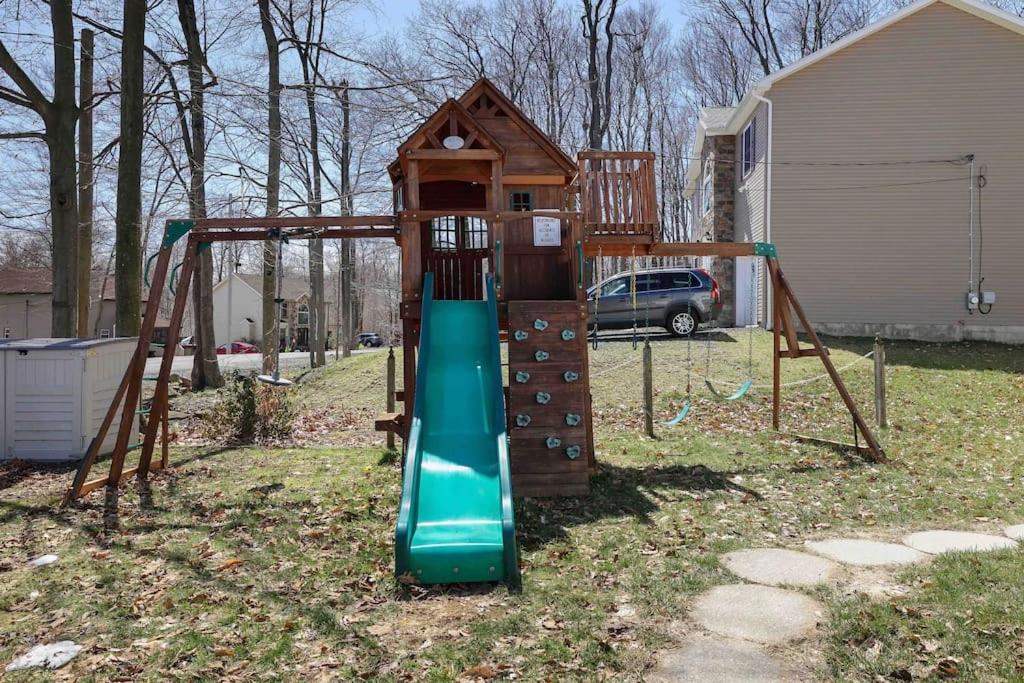 Cozy Poconos Mountain House with 3 bedrooms - Housity
