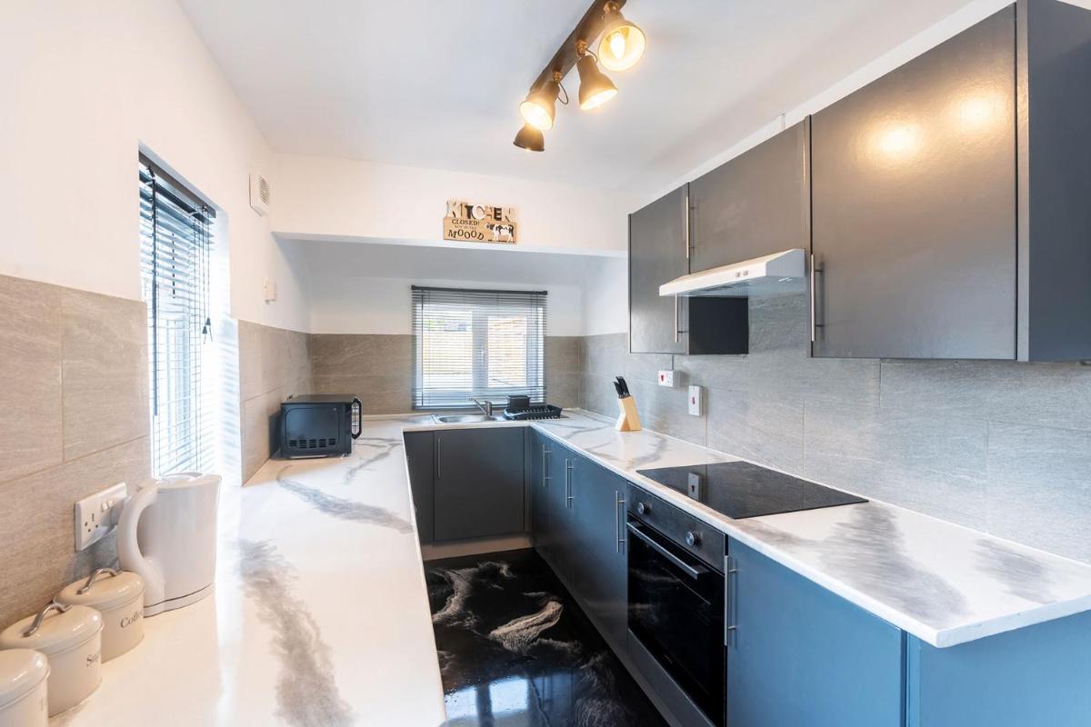 NEW - Stylish Contractor House - Garden - Free Parking - Housity