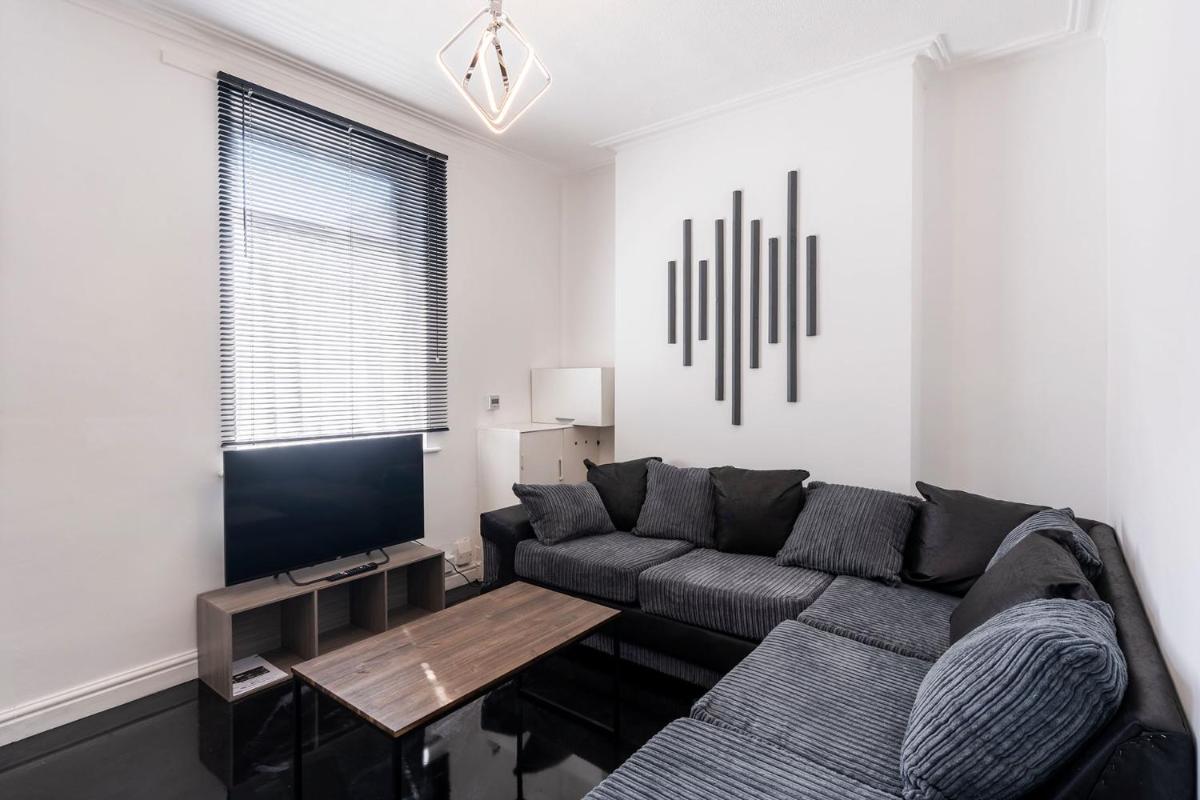 NEW - Stylish Contractor House - Garden - Free Parking - Housity