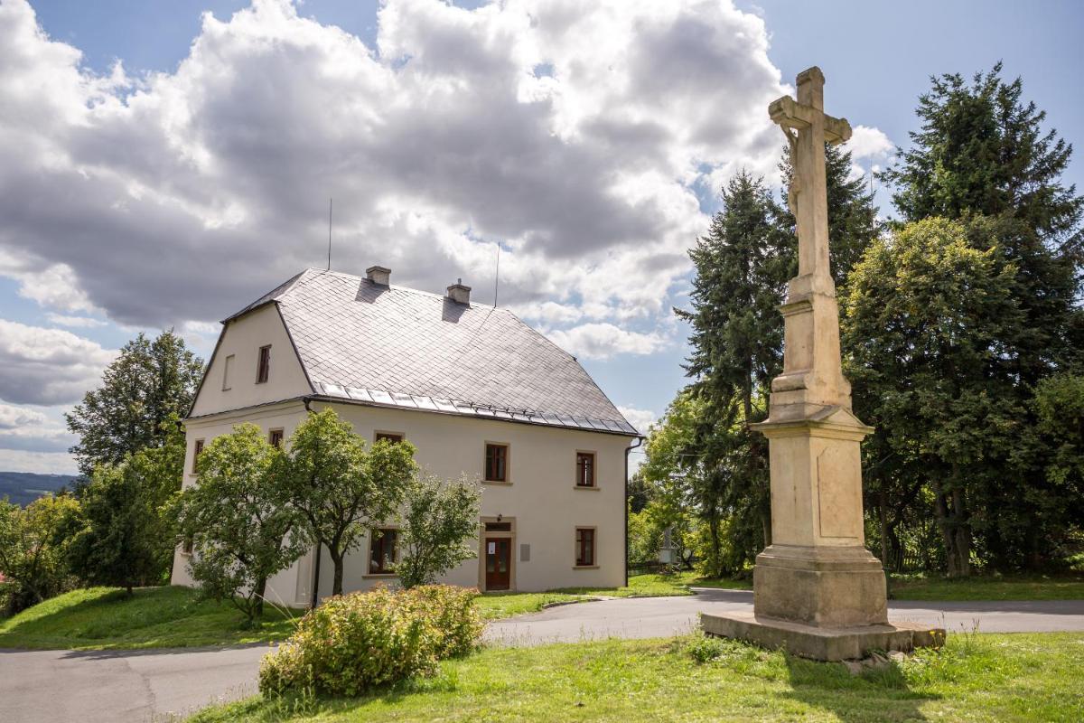 Penzion U Křížové Cesty - Housity