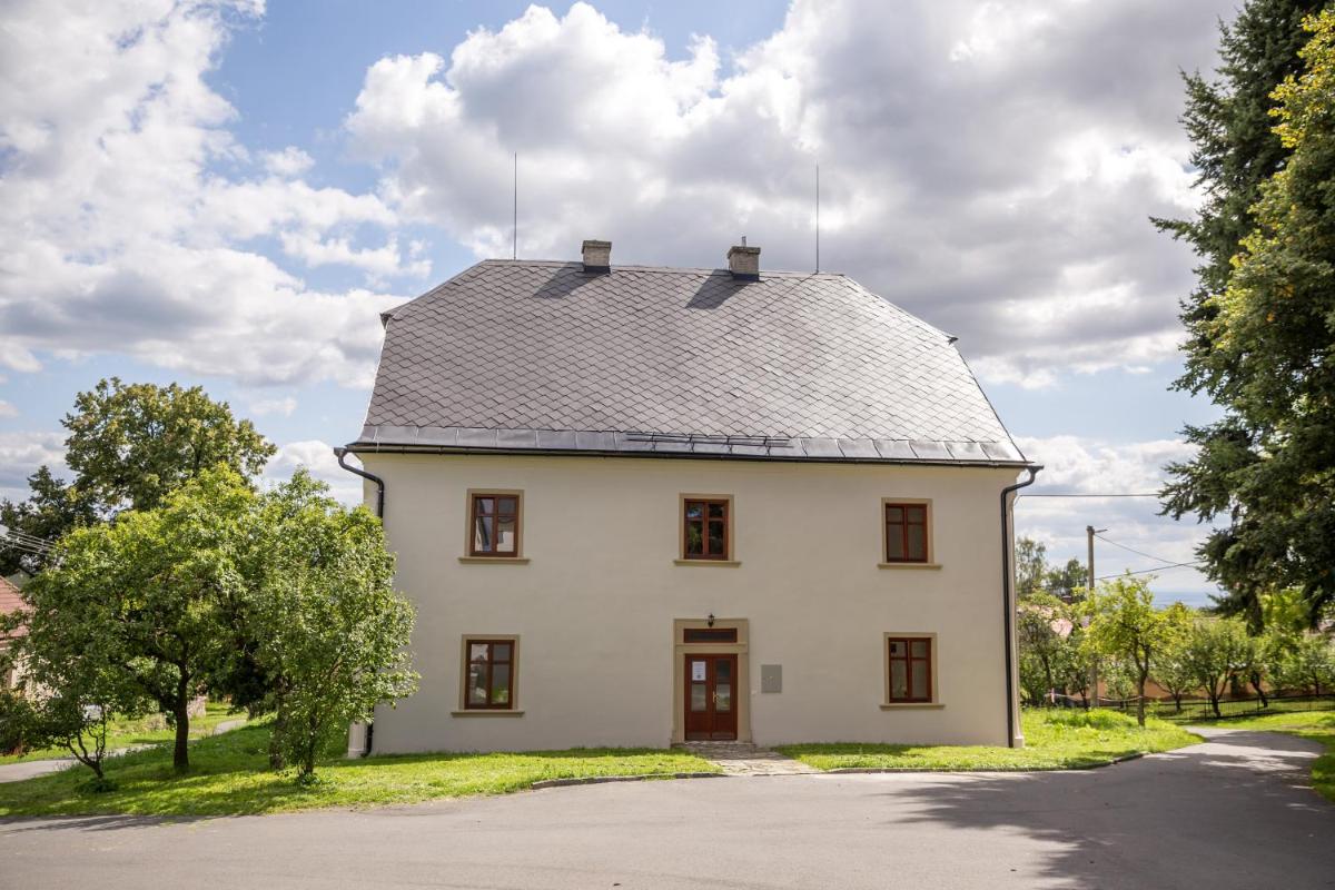 Penzion U Křížové Cesty - Housity