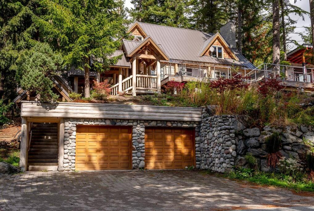 Cozy and Luxurious Alpine Log Home Chalet - Housity
