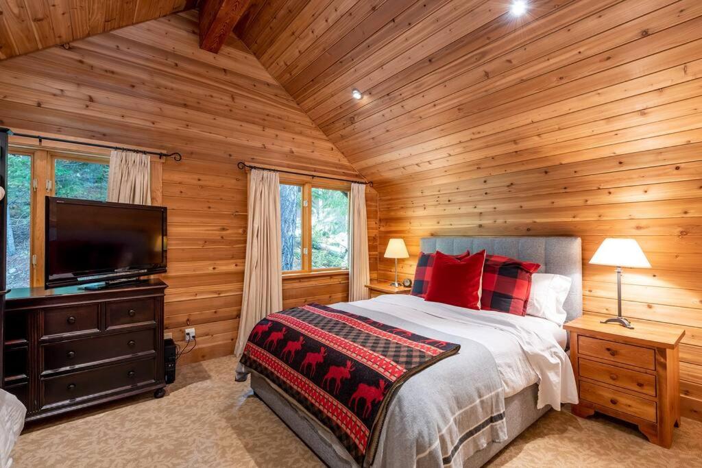 Cozy and Luxurious Alpine Log Home Chalet - Housity