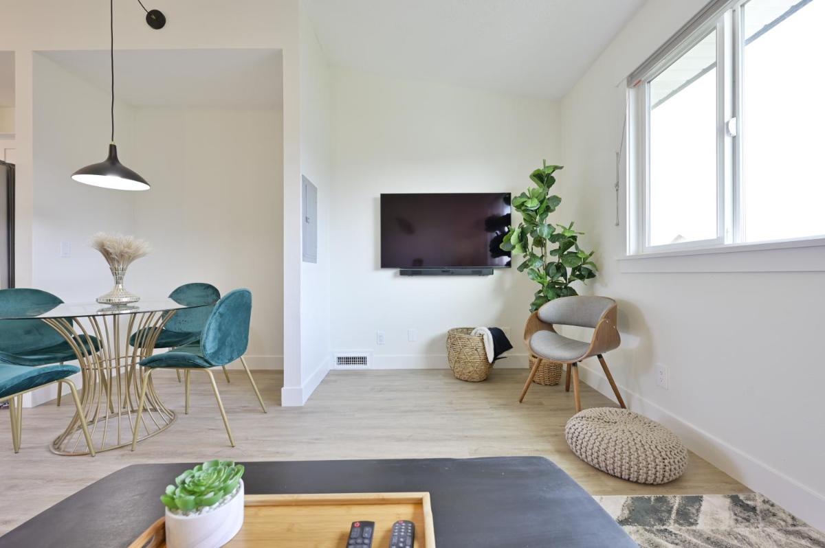 Modern Upstairs Loft - Newly Renovated! - Housity