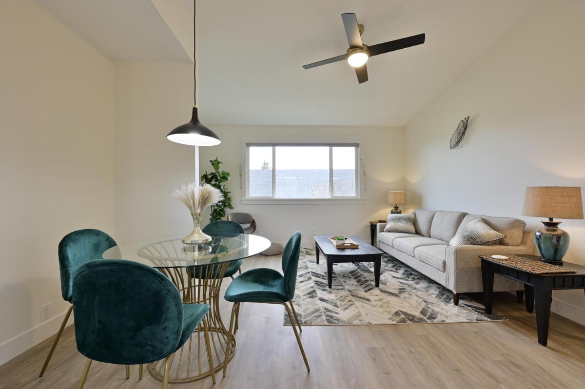 Modern Upstairs Loft - Newly Renovated! - Housity
