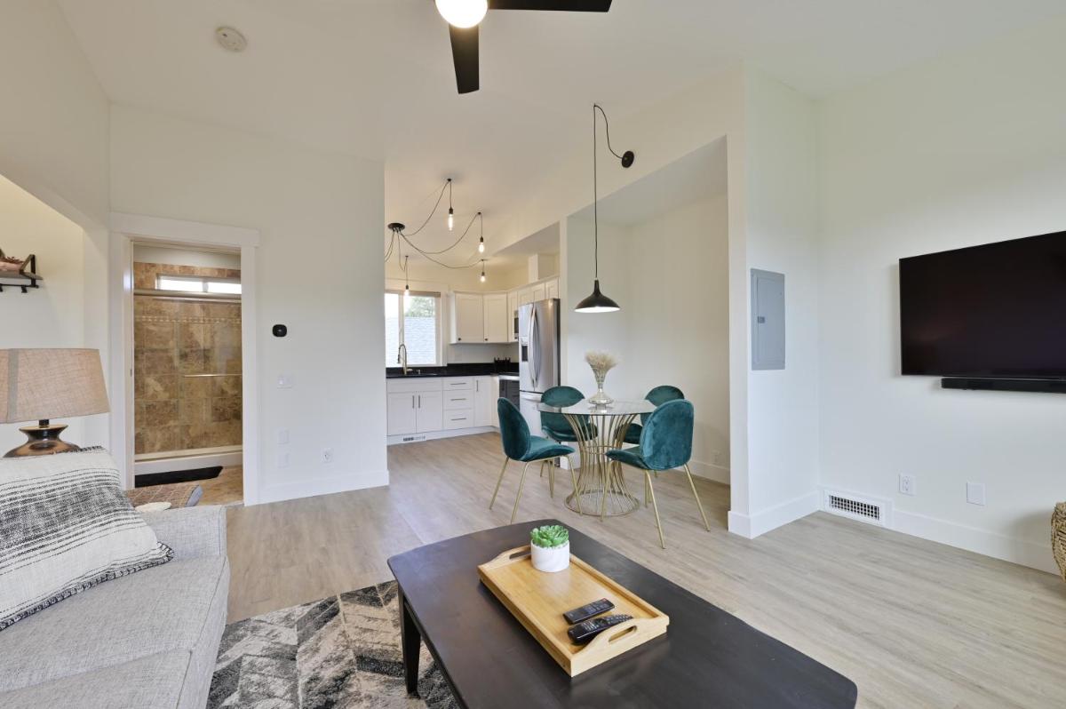 Modern Upstairs Loft - Newly Renovated! - Housity
