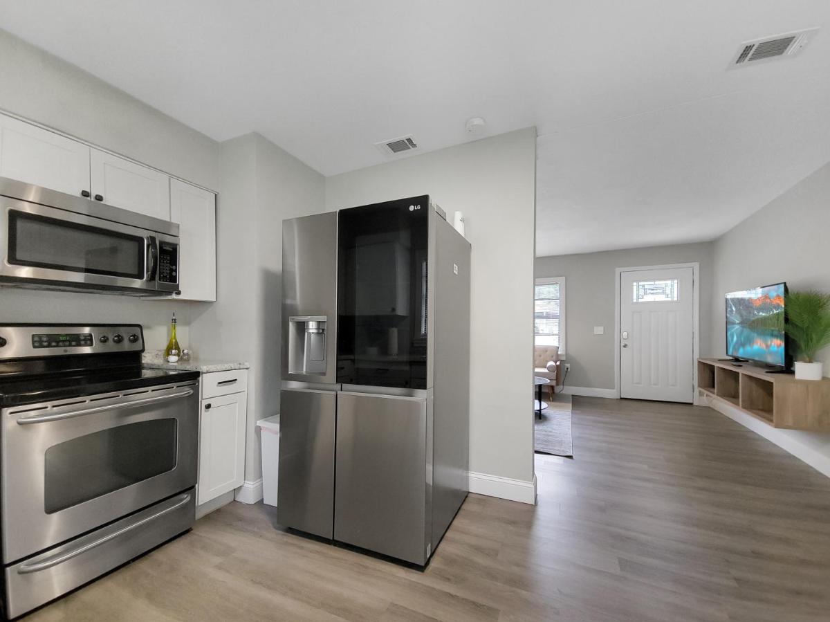Charming Vacation House Near Bush Gardens - Housity
