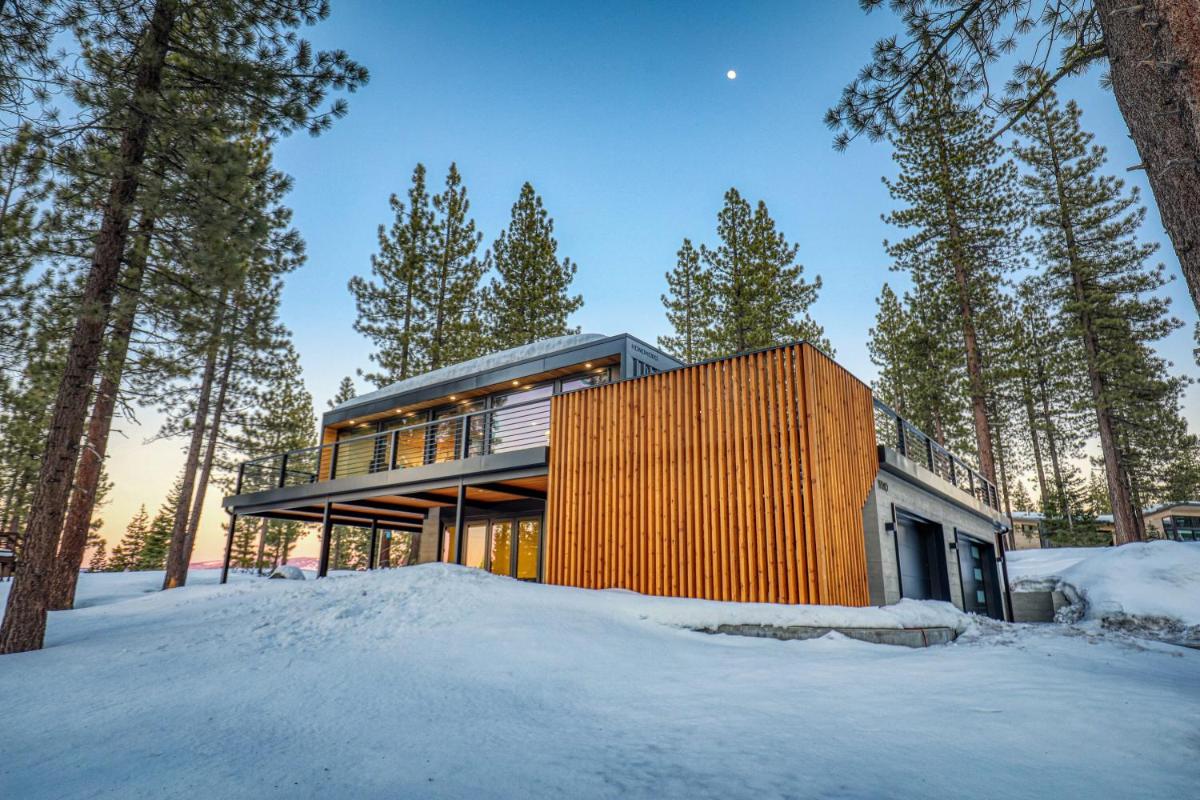Luxury Tahoe Mountain Escape Sleeps 10 with Hot Tub- 3 night minimum stay - Housity