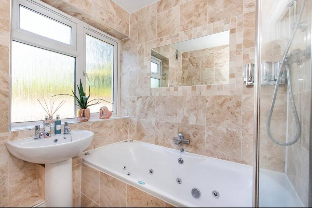 Lovely one bed apartment with free parking - Housity