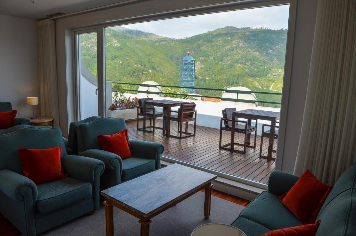 Uma vista geral da montanha ou uma vista da montanha a partir do hotel