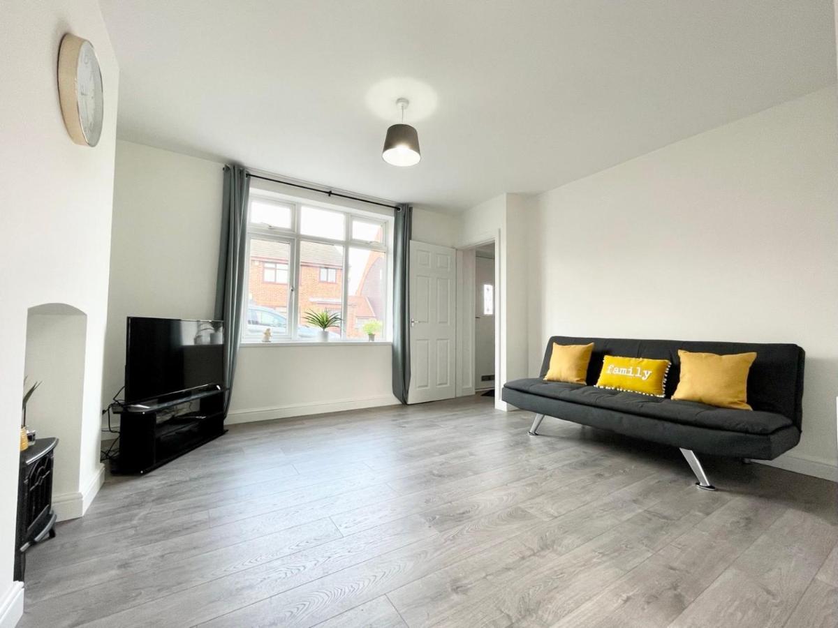Worksop Newly Refurbished 2-Bedroom House - Housity