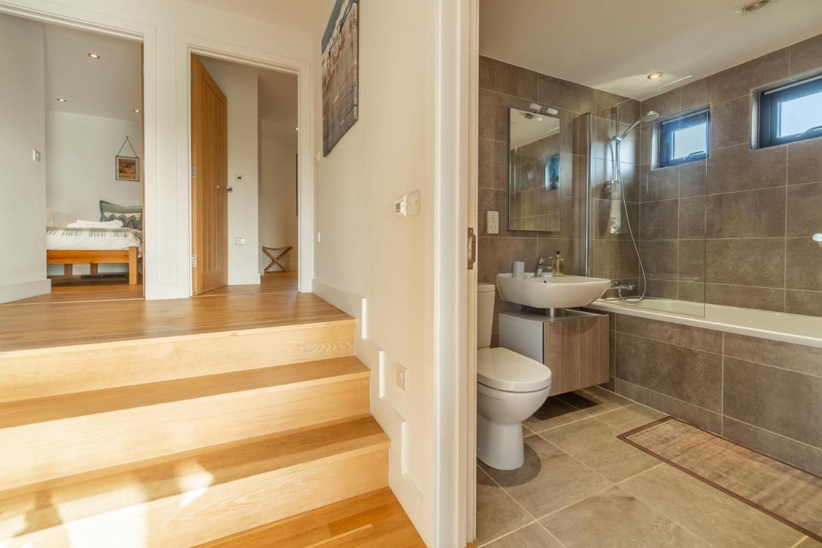 The Deck House - Housity