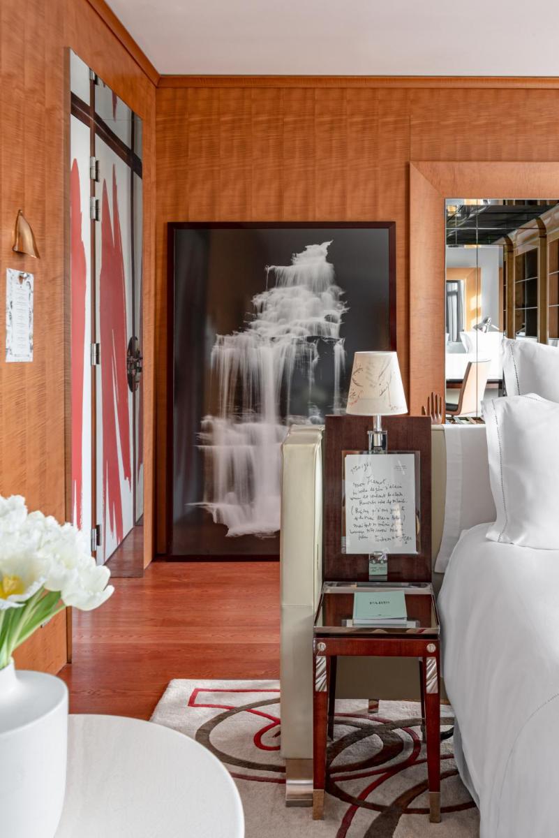 Un ou plusieurs lits dans un hébergement de l'établissement Hôtel Le Royal Monceau Raffles Paris
