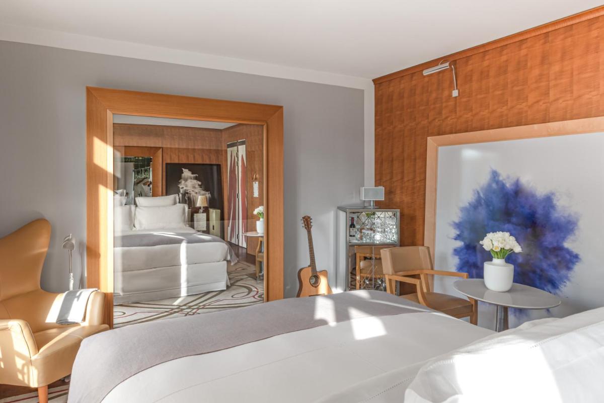 Un ou plusieurs lits dans un hébergement de l'établissement Hôtel Le Royal Monceau Raffles Paris