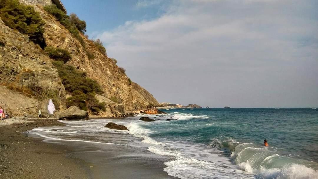 Suitetrails - Escapada romantica con vistas al mar y a la ciudad en Almunecar Granada España
