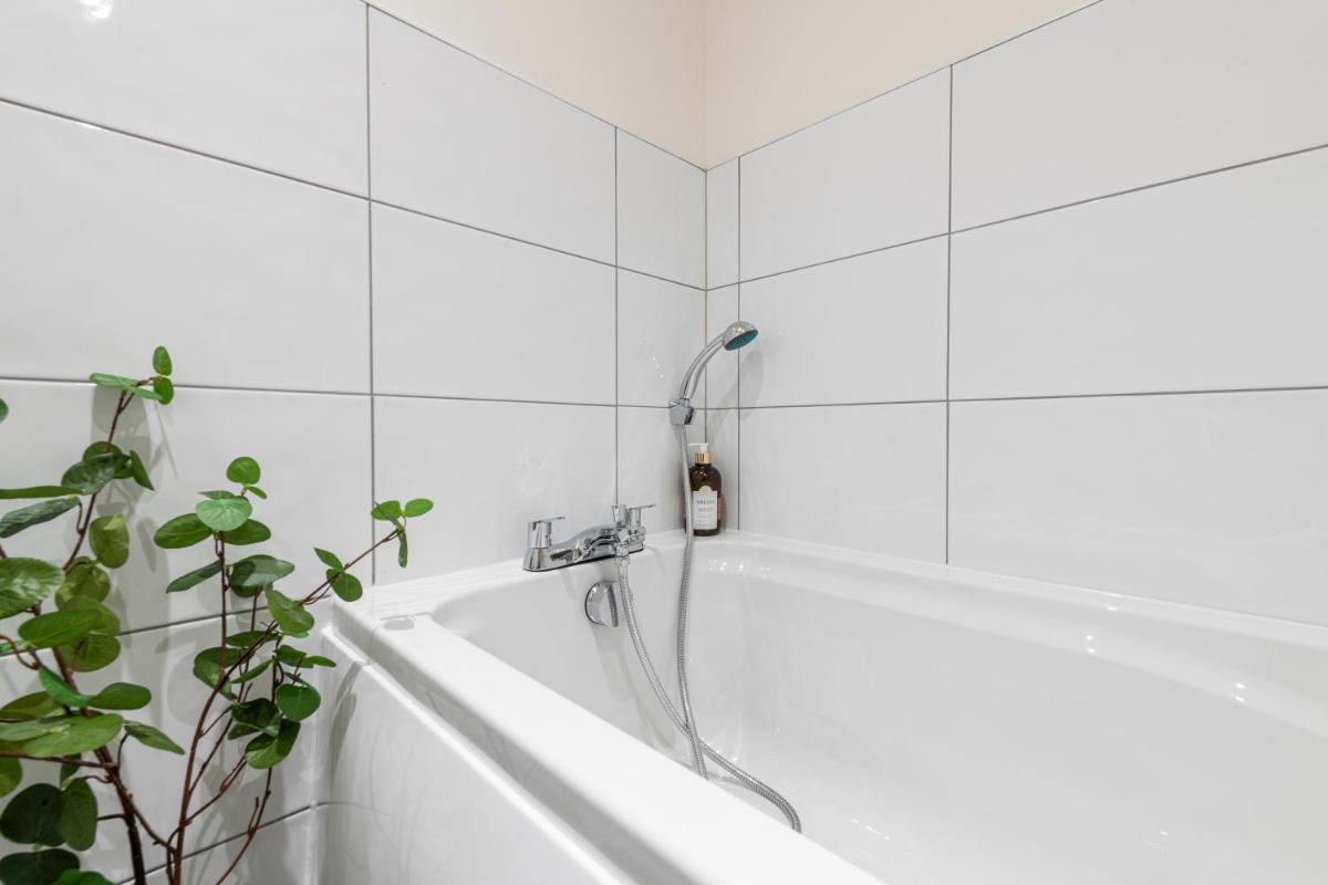 Stylish 2 bed apartment close to city - Hizvo
