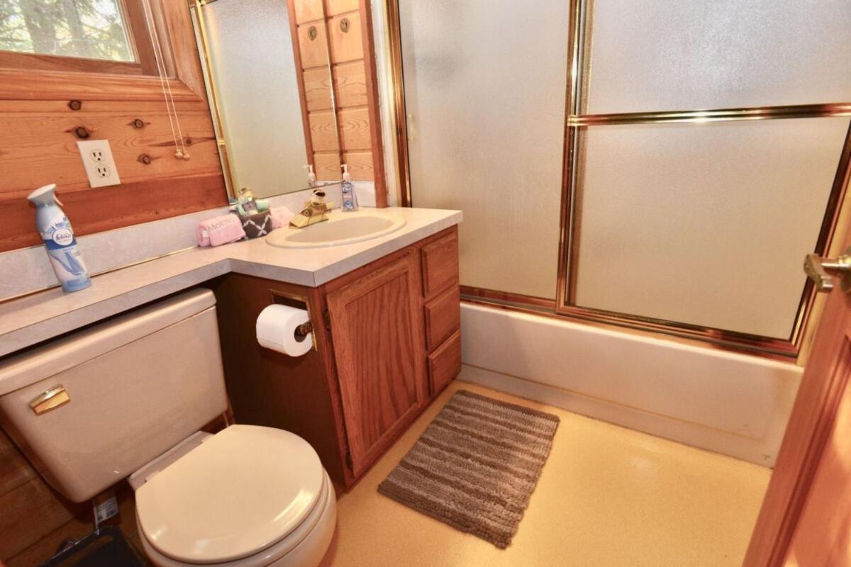 Classic McCall Lake House by Casago McCall - Donerightmanagement - Housity