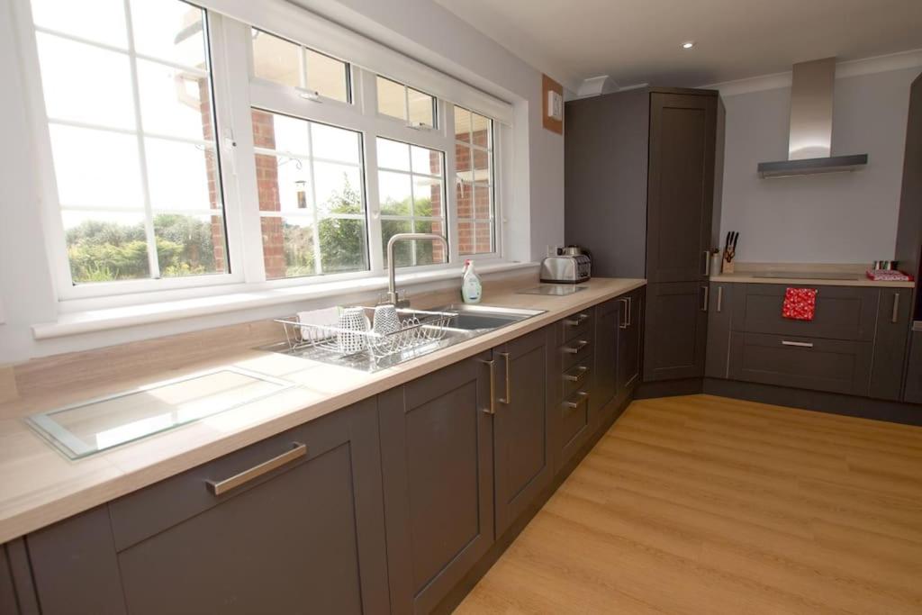 Spacious 5 bed in the countryside, close to Frinton-On-Sea - Housity
