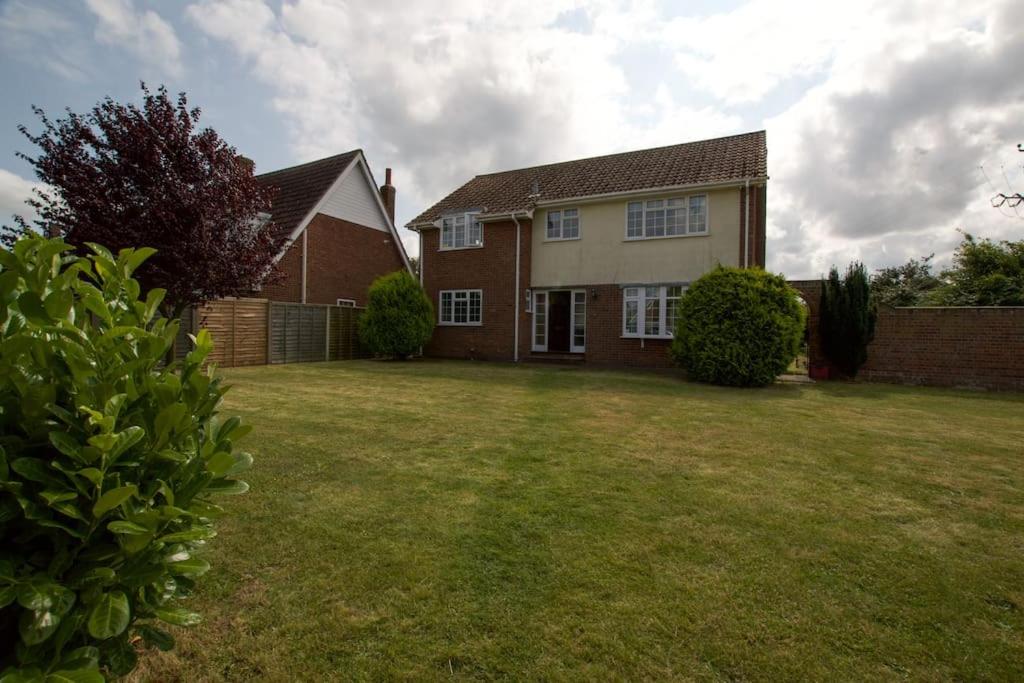 Spacious 5 bed in the countryside, close to Frinton-On-Sea - Housity