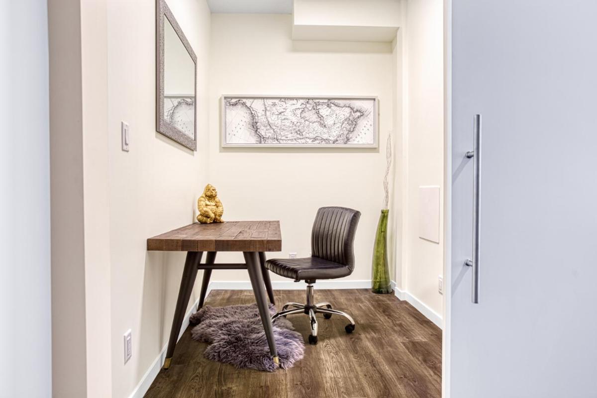 Elegant Suite/Private Office, Patio off Courtyard - Housity