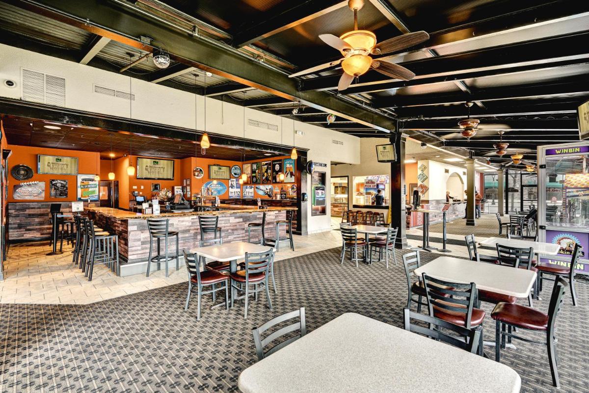 Quality Hotel & Suites At The Falls - Housity