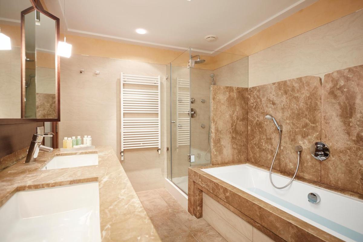 Un baño de Insotel Fenicia Prestige Suites & Spa