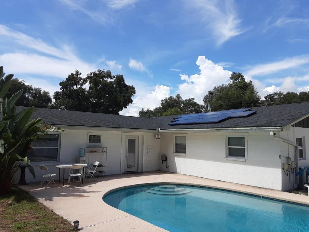 SPACIOUS POOL HOME in North FL - Housity