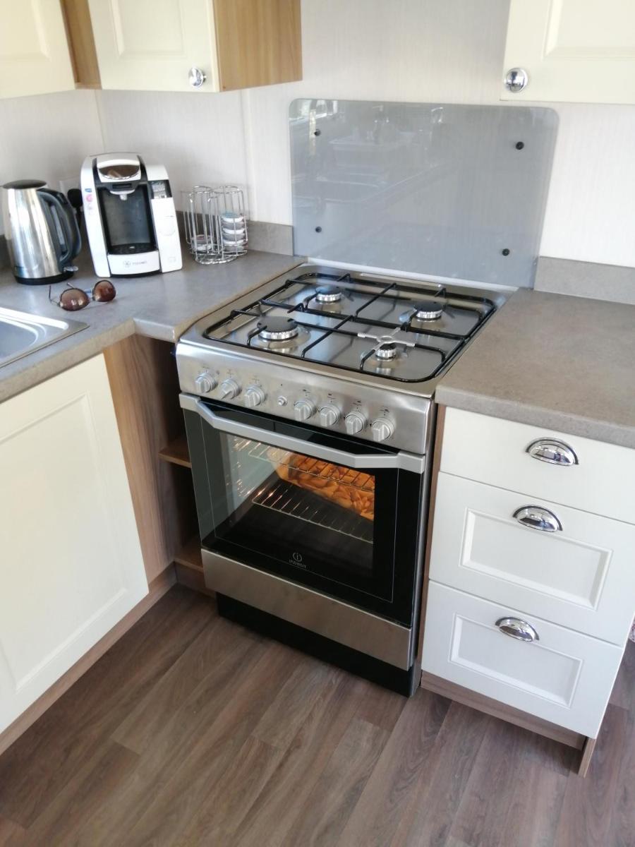 Lydstep  Village Caravan - Housity