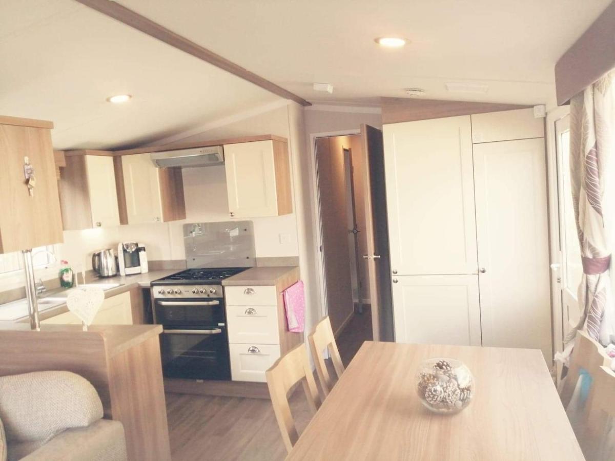 Lydstep  Village Caravan - Housity