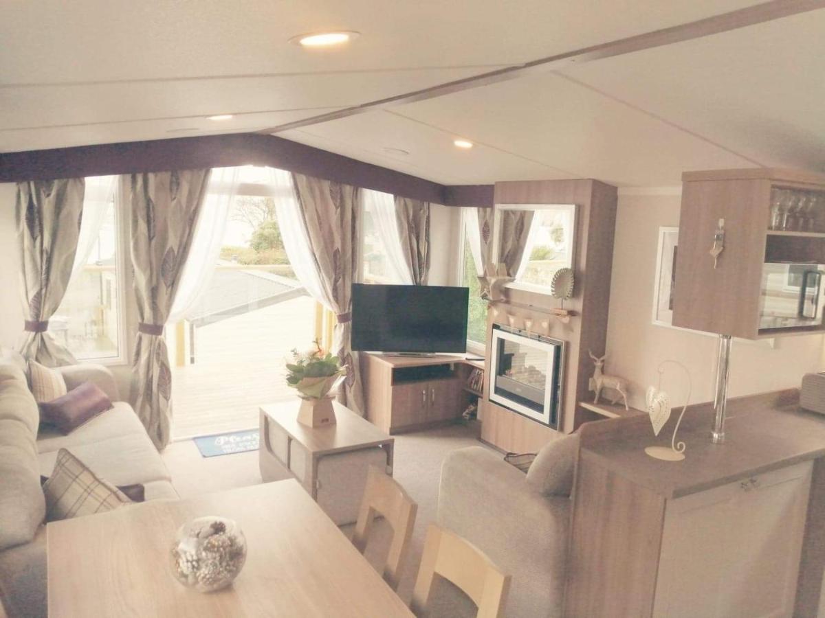Lydstep  Village Caravan - Housity
