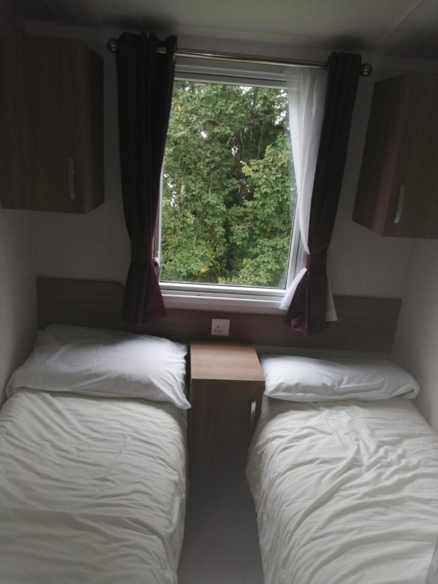 Lydstep  Village Caravan - Housity
