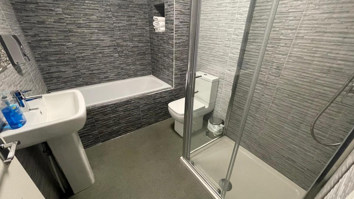 Mays Apartments - 102 Mill Street, Free Parking, 2 minute walk to Baltic Market and City Centre - Apartments sleep 1-10 guests - Housity
