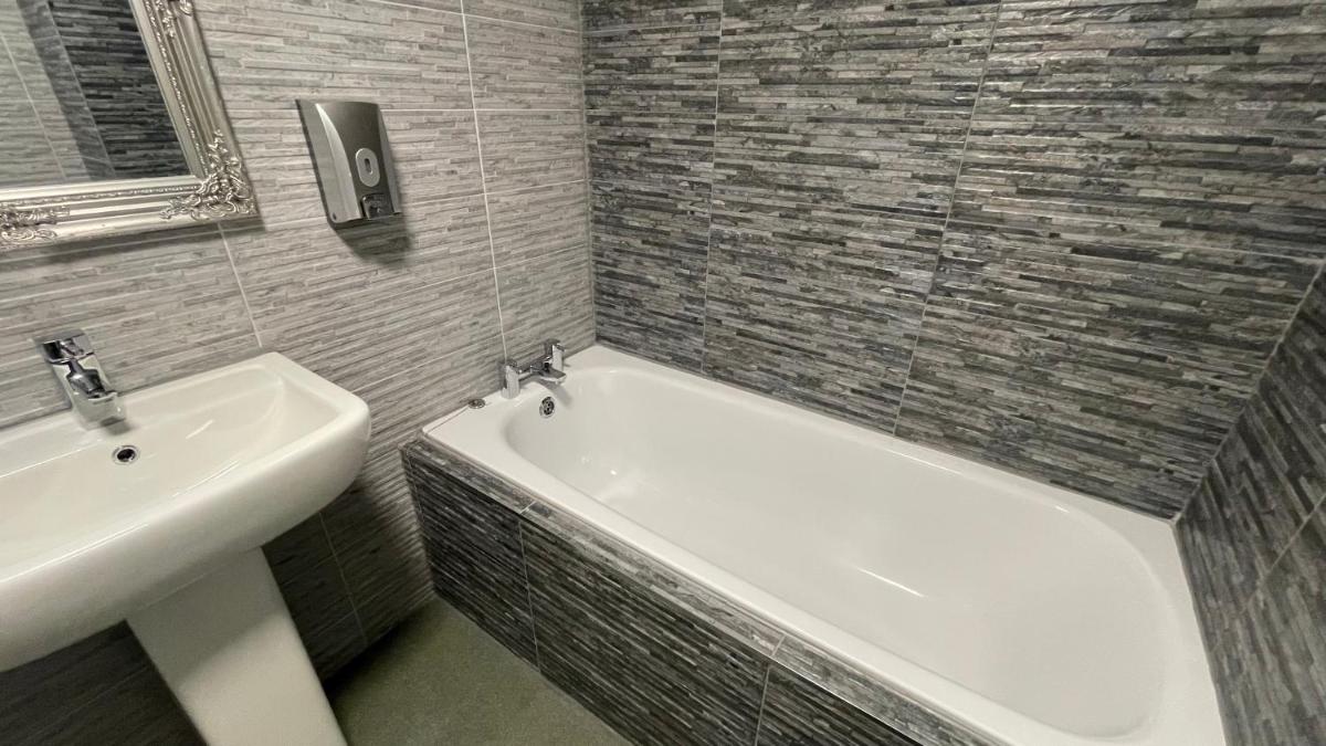 Mays Apartments - 102 Mill Street, Free Parking, 2 minute walk to Baltic Market and City Centre - Apartments sleep 1-10 guests - Housity