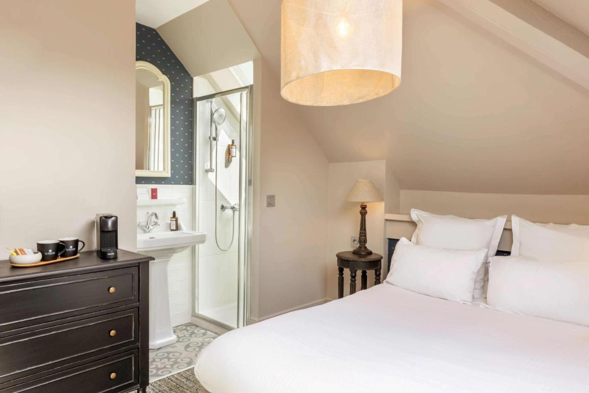 Un ou plusieurs lits dans un hébergement de l'établissement Hôtel La Robéyère - BW Signature Collection