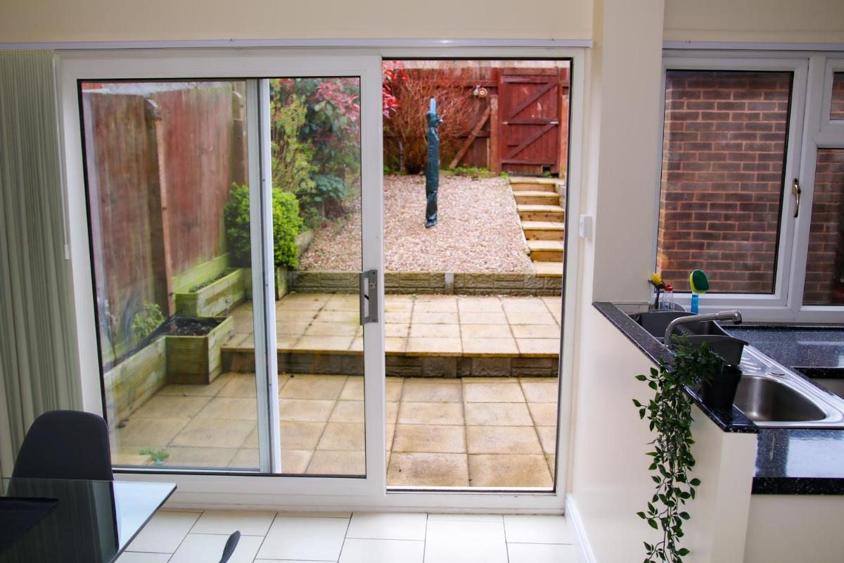 Comfortable 3 Bedroom House Bartley Green B32 by 360 Midlands Wi-Fi, Free Parking - Housity