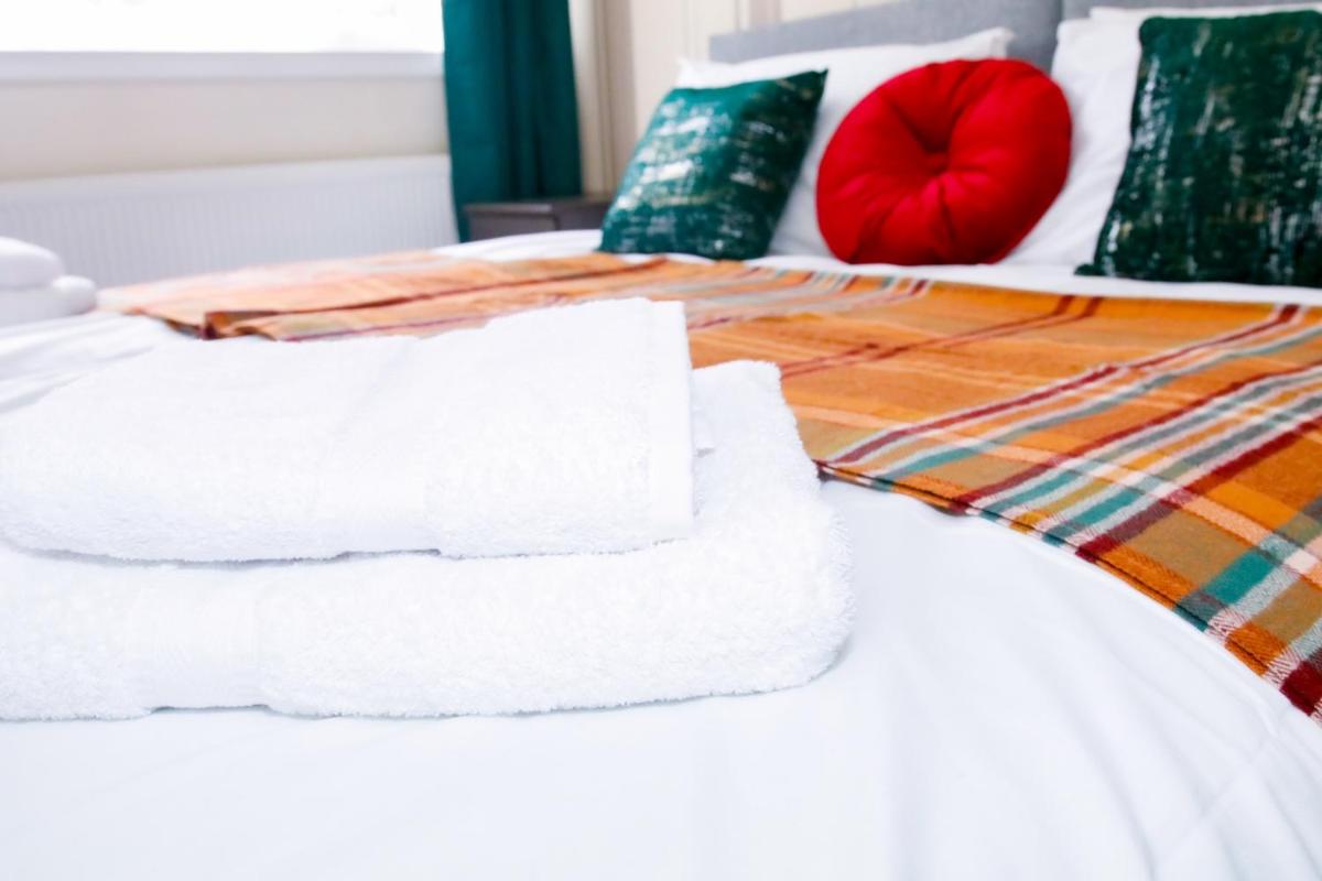 Comfortable 3 Bedroom House Bartley Green B32 by 360 Midlands Wi-Fi, Free Parking - Housity