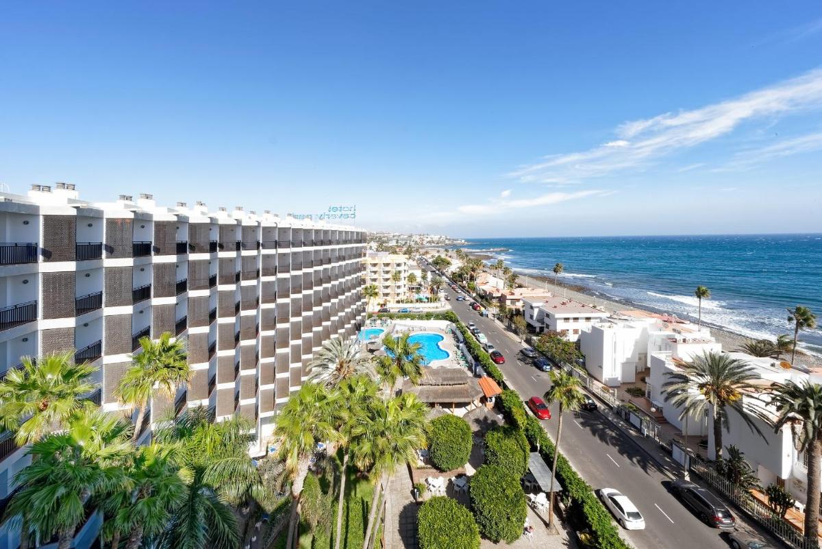 una vista aérea de un hotel y la playa en Relaxia Beverly Park, en Playa del Inglés